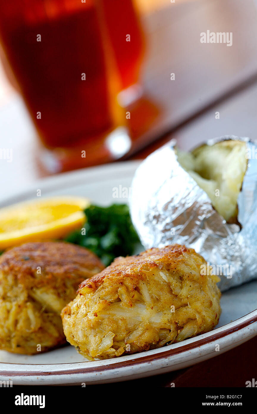 Crabcake cena sul tavolo a Mikes Crabhouse in Annapolis MD Foto Stock