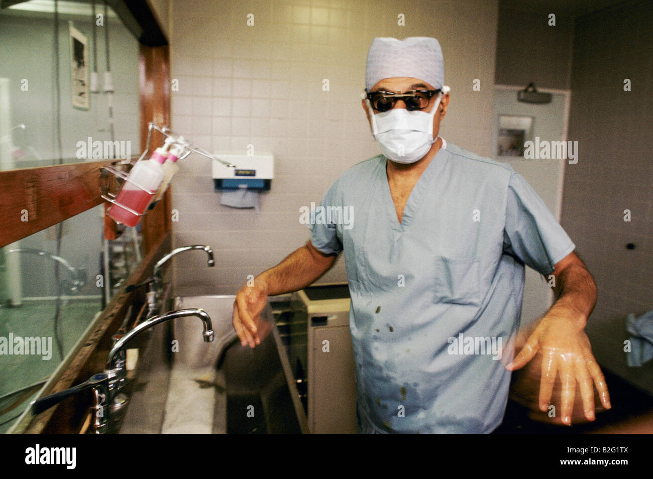 Cuore chirurgo lavarsi le mani, harefield hospital Foto Stock