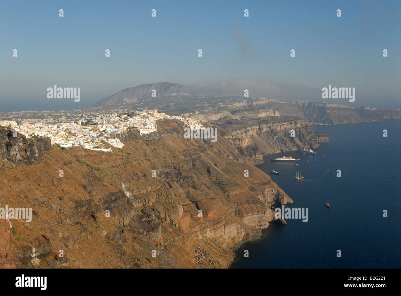 Veduta aerea Thira, città sull'isola di Santorini, Grecia Foto Stock