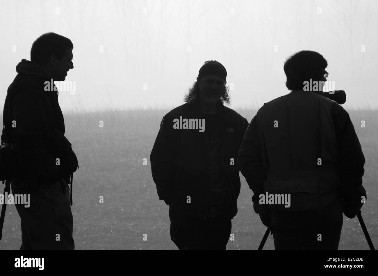 Bianco e Nero Silhouette di Jeff Miller, Tony dolce, e Bill Lea fotografare in Cades Cove di Great Smoky Mountains Foto Stock