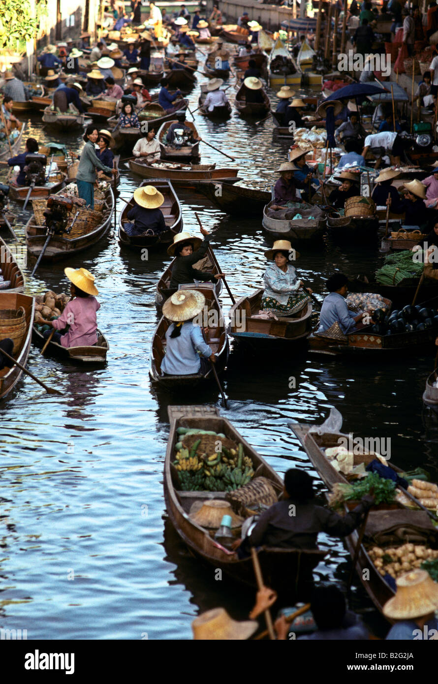 Il Damnern Saduak mercato galleggiante - uno degli ultimi mercati genuini nella periferia di Bangkok, Thailandia Foto Stock