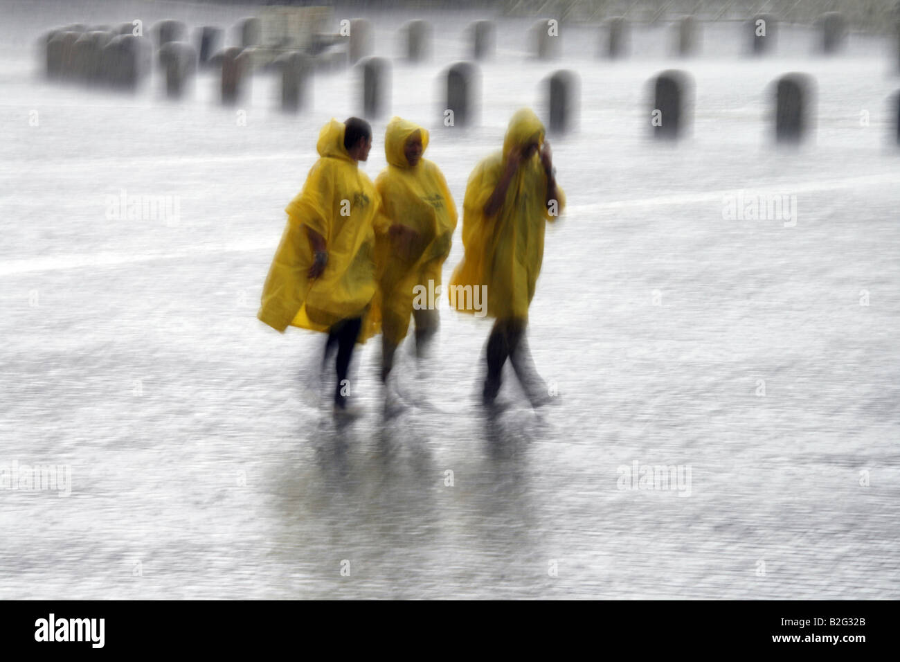 Tre turisti in heavy rain in st peters sq, Roma Foto Stock