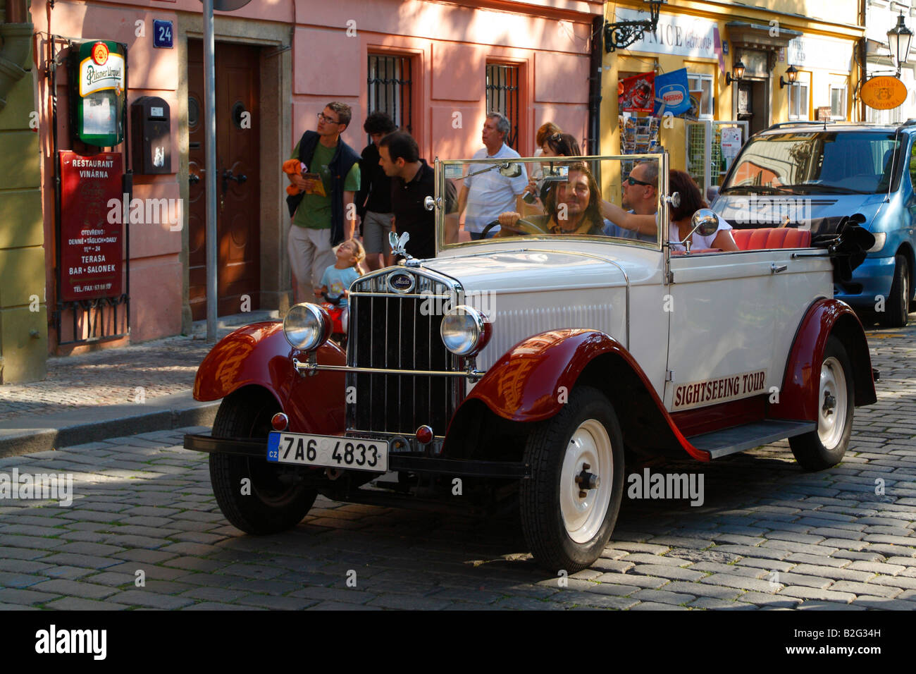 Un classico vecchio modello di colore rosso e bianco auto noleggiate dai turisti per visite guidate a Praga Foto Stock