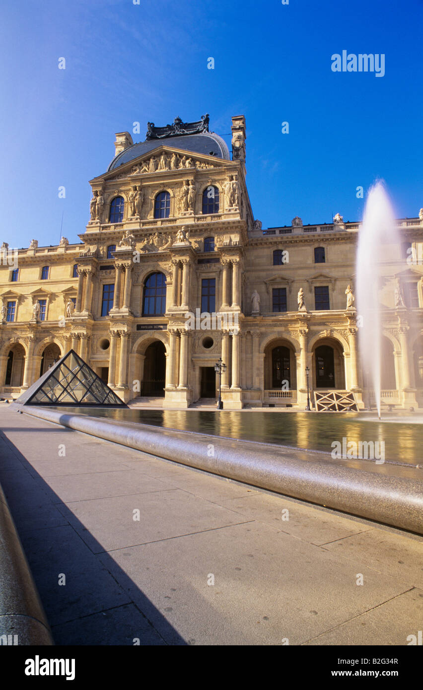 Palazzo del Louvre e il Museo Parigi Francia Foto Stock