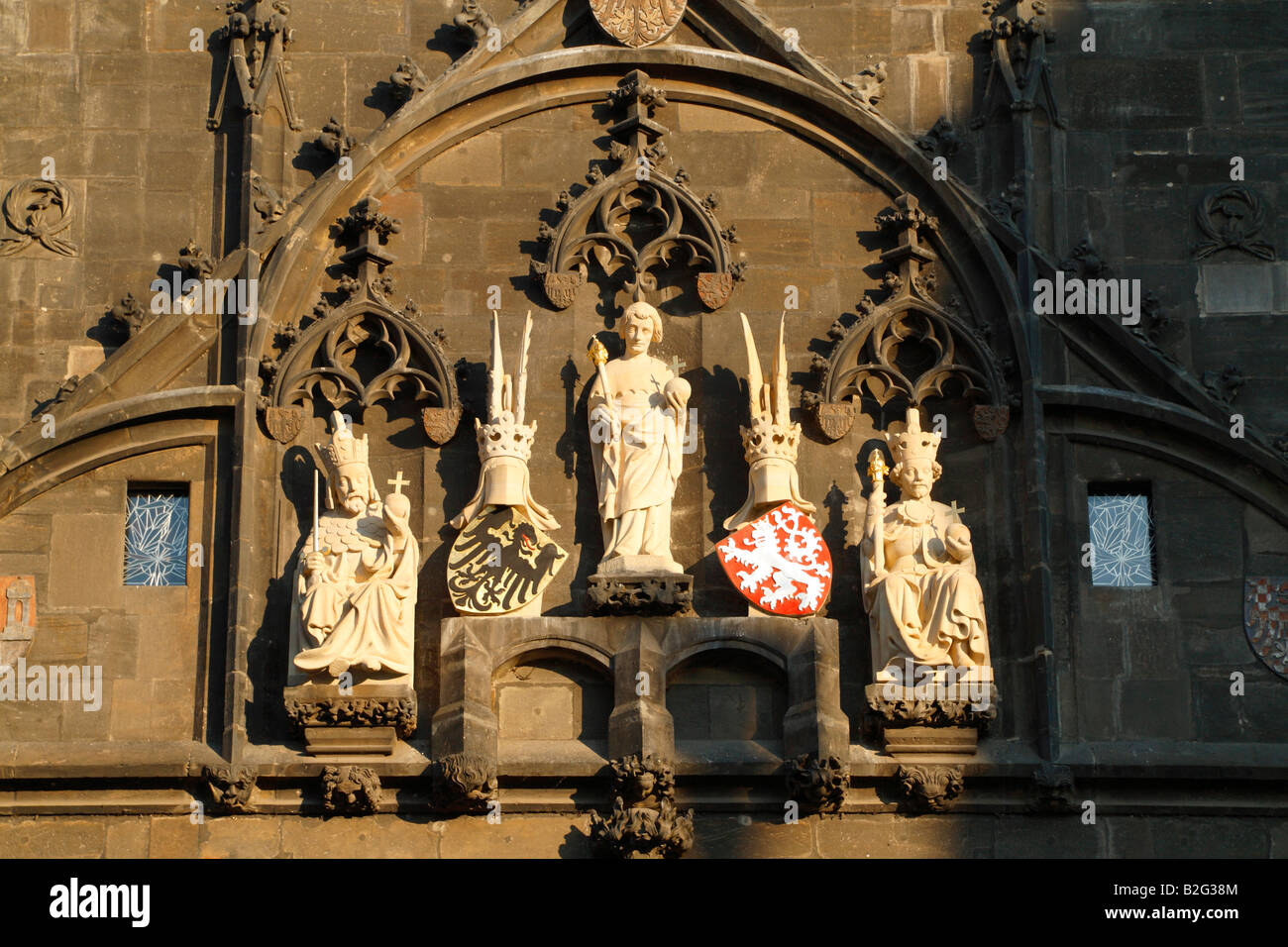 La vista dettagliata delle statue e decorazioni di facciata del Ponte Carlo North Bridge Tower in Old Town Prague Foto Stock