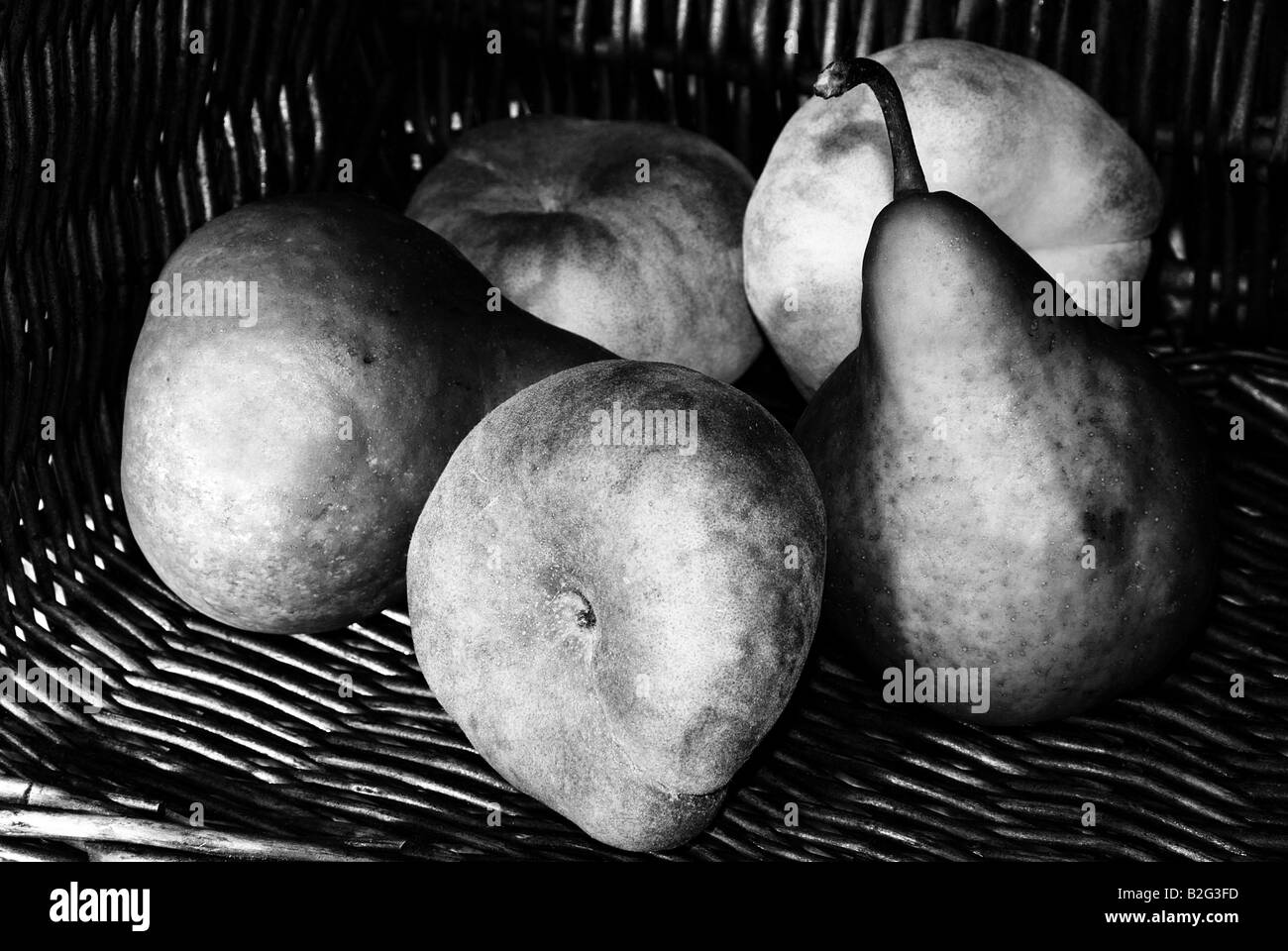 Cestello di appartamento di pesche e pere Russet Foto Stock