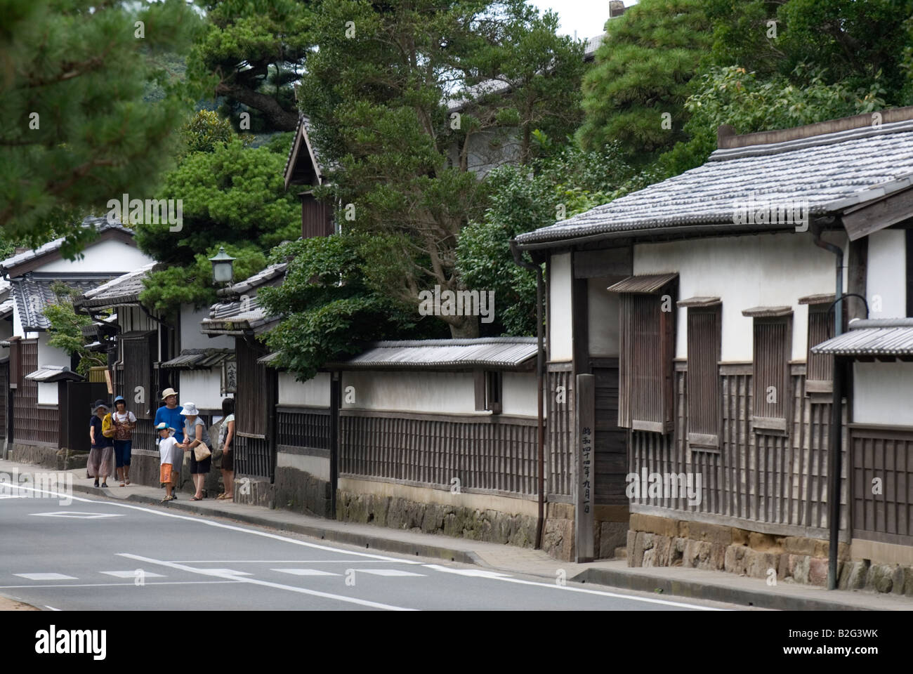 I visitatori a piedi lungo la storica Shiominawate Street nella città di Matsue Giappone vicino al castello di Matsue Foto Stock