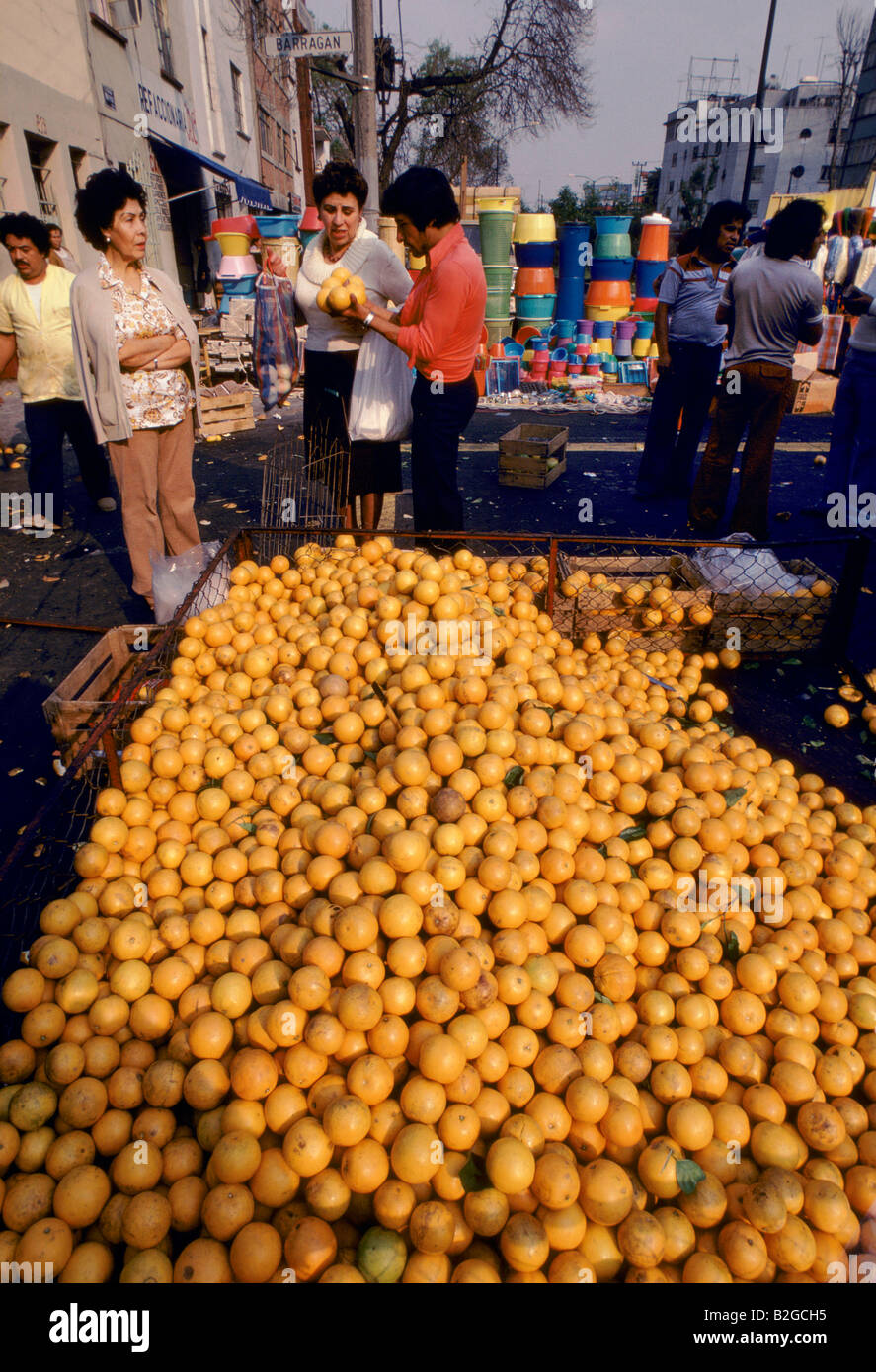 L'uomo vendita di arance in un mercato messico Foto Stock