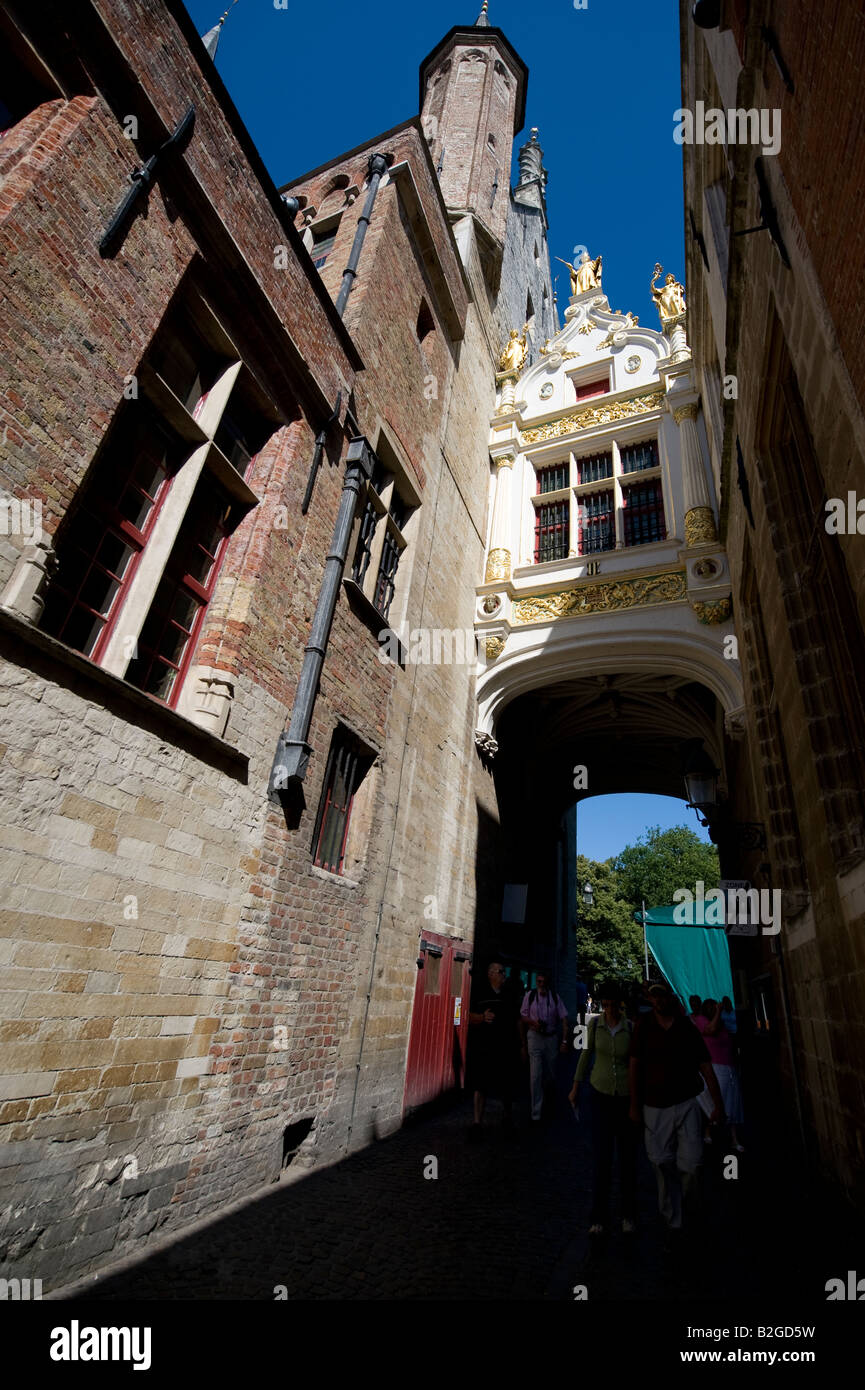 Una vista del molto strette Blinde Ezel straat, collegando la piazza del borgo con il Vismarkt in Bruges Foto Stock