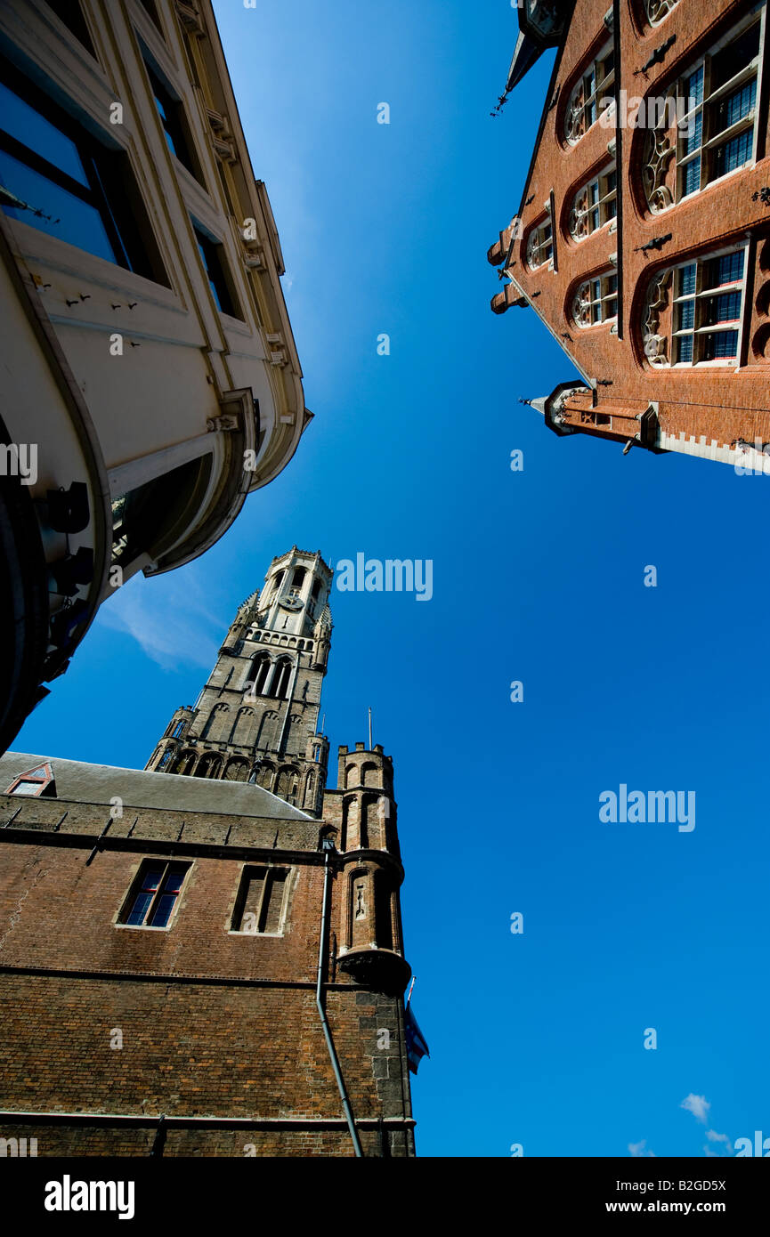 Il campanile di Bruges è situato sulla piazza del mercato fin dal Medioevo. Foto Stock