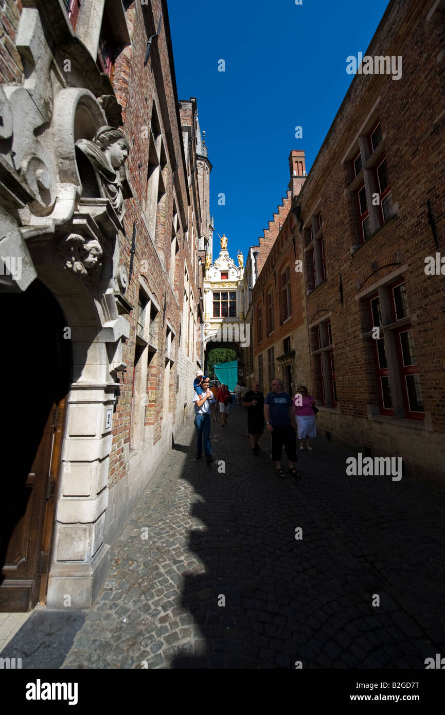 Una vista del molto strette Blinde Ezel straat, collegando la piazza del borgo con il Vismarkt in Bruges Foto Stock