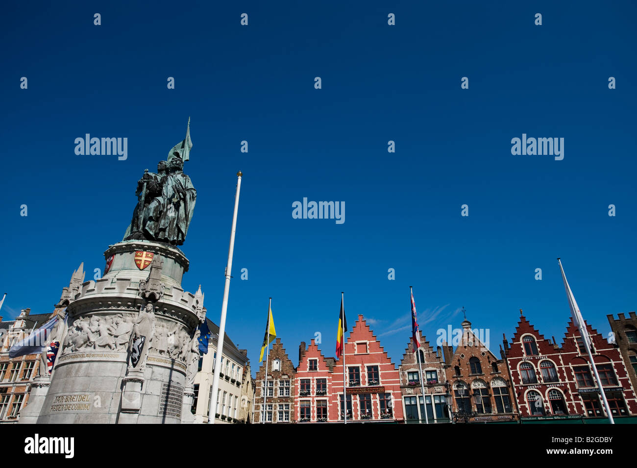 La piazza del mercato di Bruges con la statua di Jan Breydel e Pieter De Coninck Foto Stock