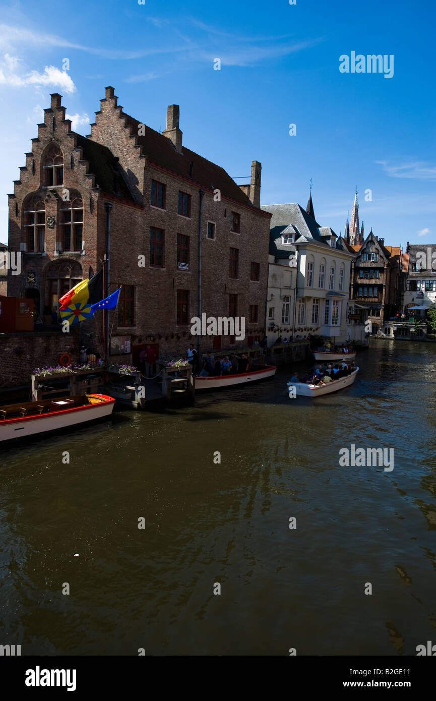 Le imbarcazioni turistiche sui canali al Rozenhoedkaai in Bruges Foto Stock