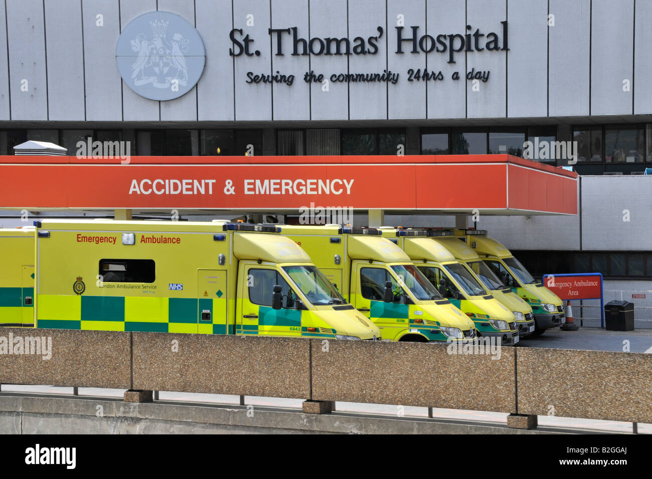 Molti NHS A&E AMBULANZE a occupato St Thomas hospital incidente & dipartimento di emergenza con SOS di attesa 999 ambulanza al paziente di ingresso di mandata Foto Stock