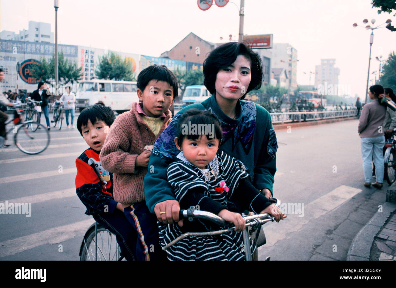Madre e bambini in bicicletta in Cina Foto Stock
