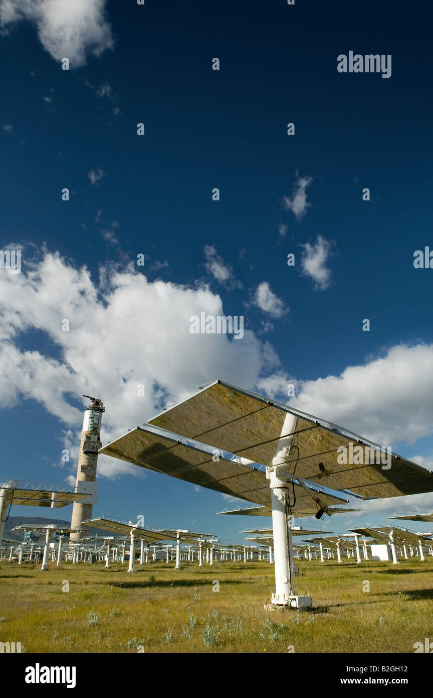 Heliostat array e ricevitore solare a Plataforma Solar de Almaria, Andalusia, Spagna Foto Stock