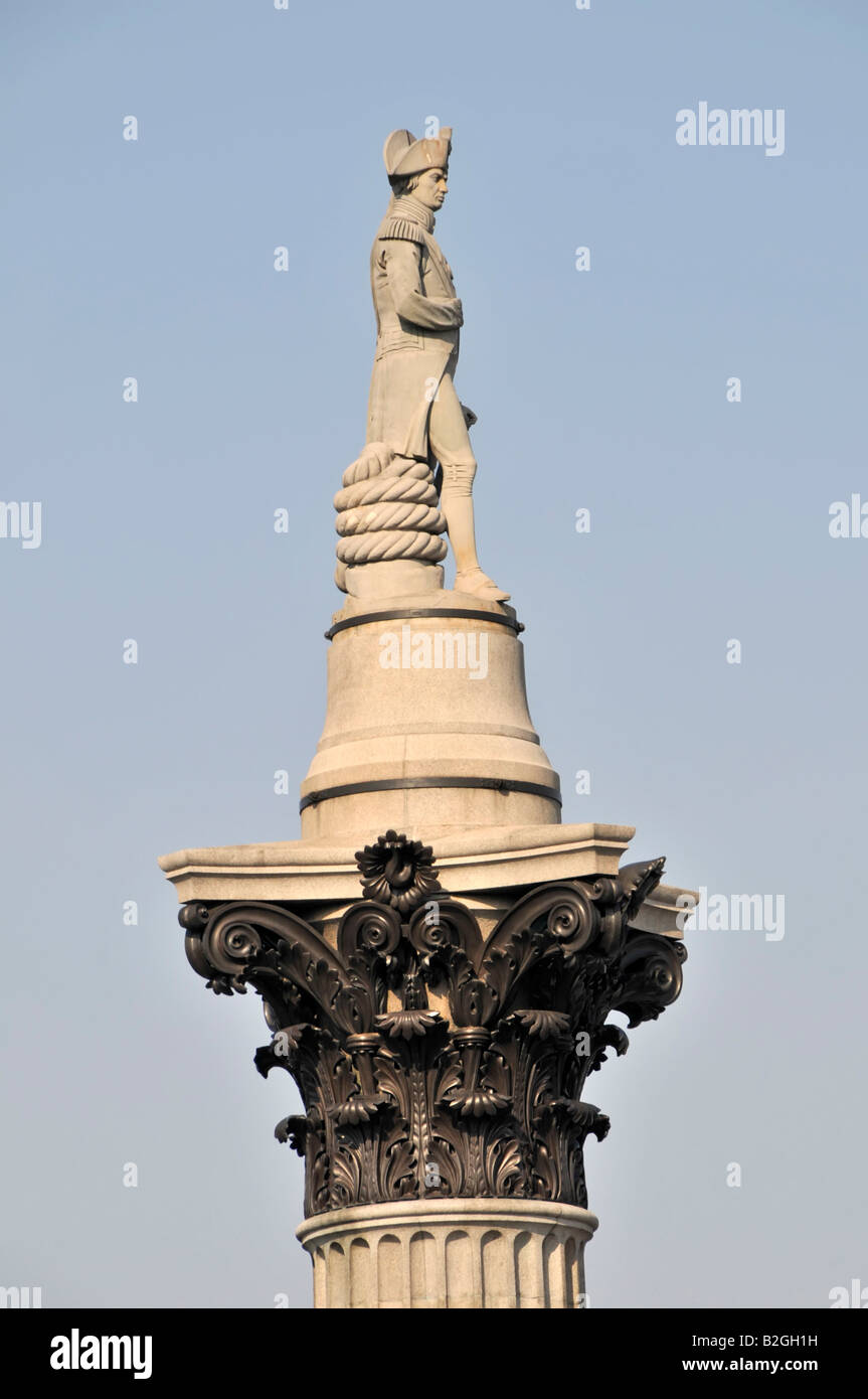 Close up di Horatio Nelson in cima al suo colonne corinzie che mostra in bronzo di foglie di acanto colato dal cannone britannico Trafalgar Square Londra Inghilterra REGNO UNITO Foto Stock