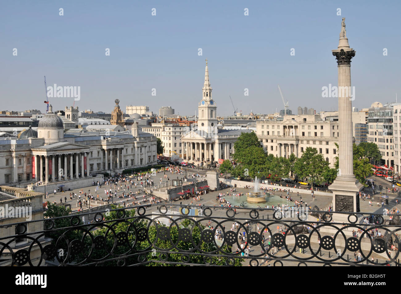 Guardando verso il basso sui turisti e visitatori in ed intorno a Trafalgar Square, include St Martins nel campo chiesa fontana Nelson Foto Stock