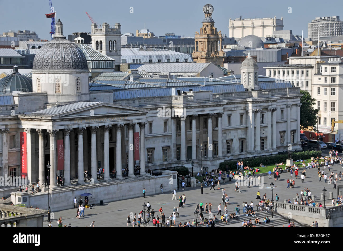 Guardando verso il basso sui turisti e visitatori al di fuori della Galleria Nazionale Foto Stock