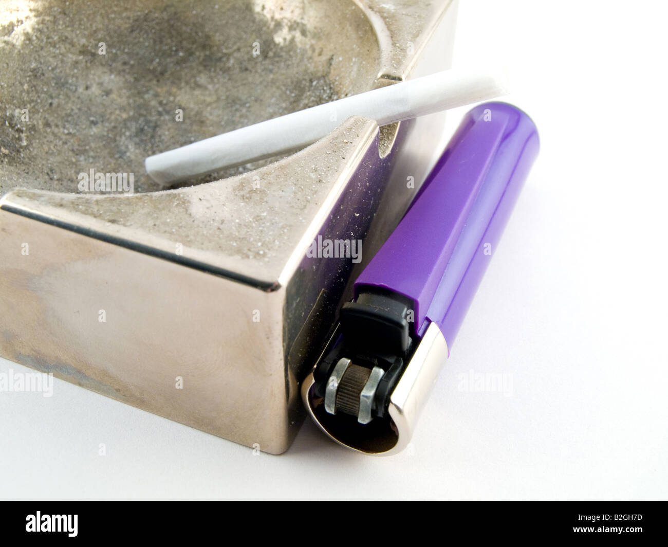Arrotolate a mano sigaretta fatta con la mano il tabacco da arrotolare e accendini non ricaricabili Foto Stock