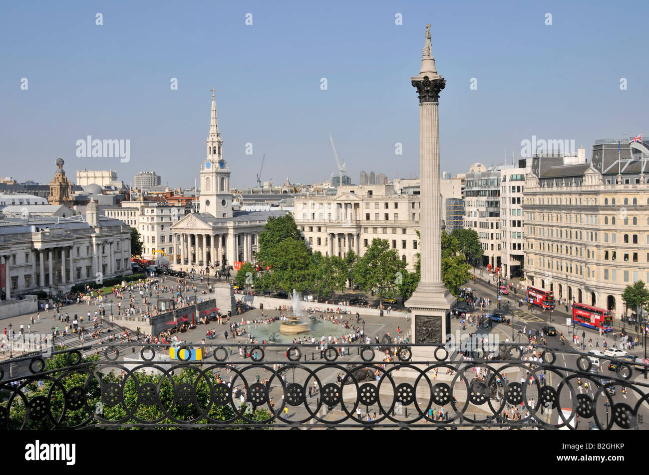 Guardando verso il basso sui turisti e visitatori in ed intorno a Trafalgar Square, include St Martins nel campo chiesa fontana Nelson Foto Stock
