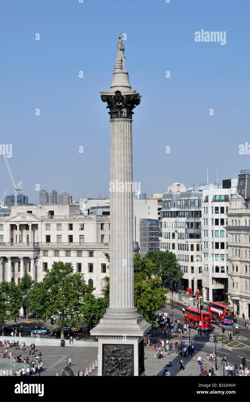 Guardando giù sui turisti e i visitatori intorno alla colonna Nelsons in Trafalgar Square Londra Inghilterra Regno Unito Foto Stock
