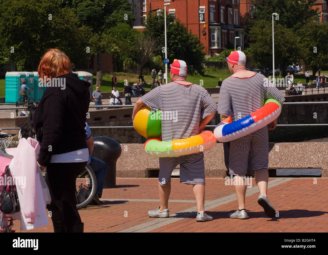 Due animatori in mezzo alla folla a inizio di Tall Ships Race fiume Mersey Liverpool vicino a Egremont Wirral Merseyside England Regno Unito Foto Stock