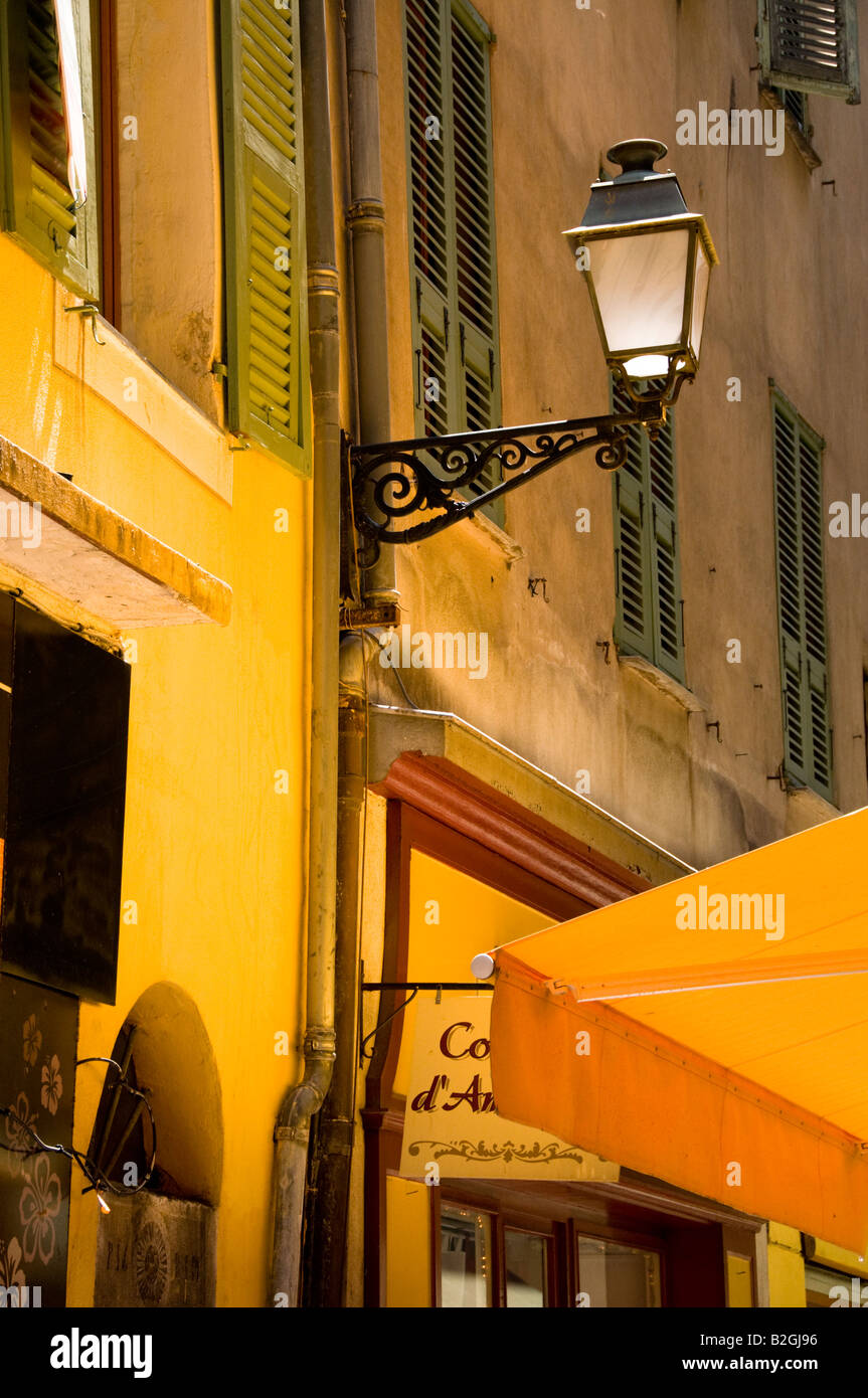 Morbida luce mattutina sui vecchi edifici, la città vecchia di Nizza Cote d'Azur, in Francia Foto Stock