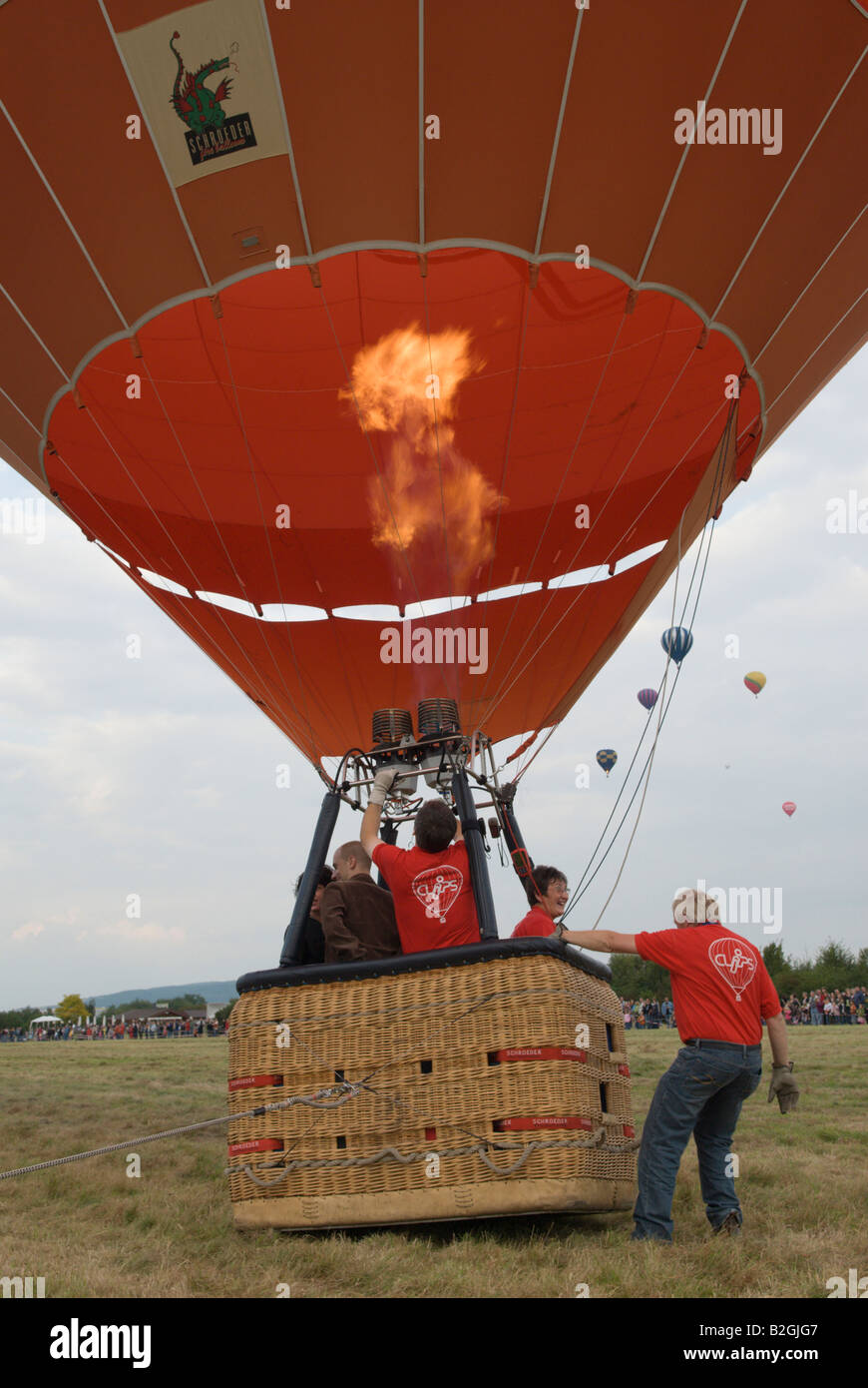 Volo in mongolfiera ad aria calda ballons festival fiamma di un bruciatore di massa di avviamento Foto Stock