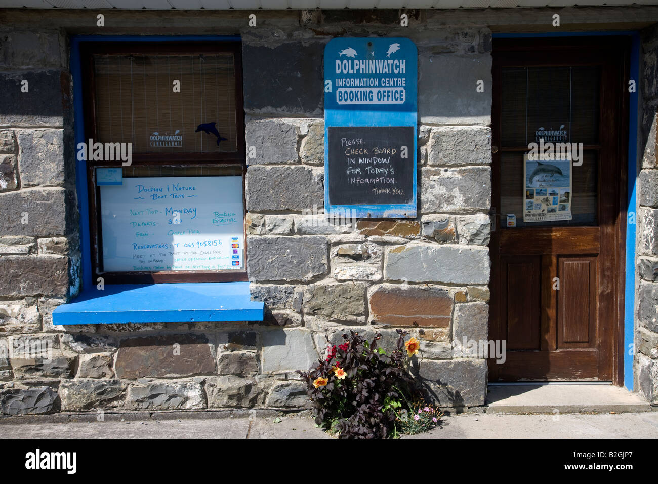 Coast Guard office e avvistamento delfini segno Carrigaholt, nella contea di Clare Irlanda Foto Stock