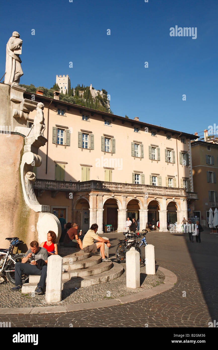 Il castello di Arco al centro civico Piazza Lago de Garda Trentino Italia piazza del villaggio Foto Stock