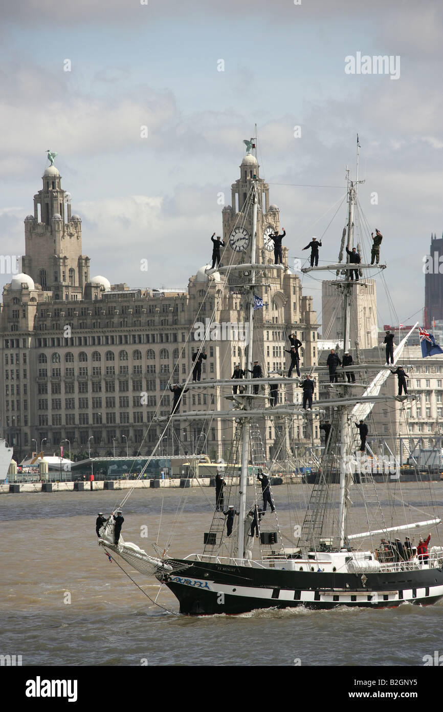 La città di Liverpool, in Inghilterra. Nave a vela TS Royalist sul fiume Mersey durante una parata di vela, Liverpool Tall Ships gare 2008. Foto Stock