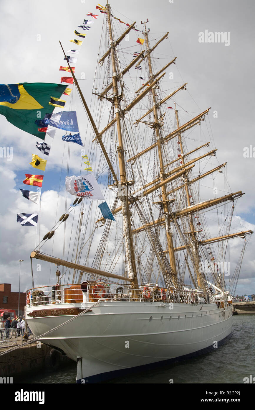 Liverpool Merseyside England Regno Unito Luglio Cisne Branco una piena truccate nave a vela usato dal brasiliano Marina come una nave di formazione concorrente in Tall Ships Race Foto Stock