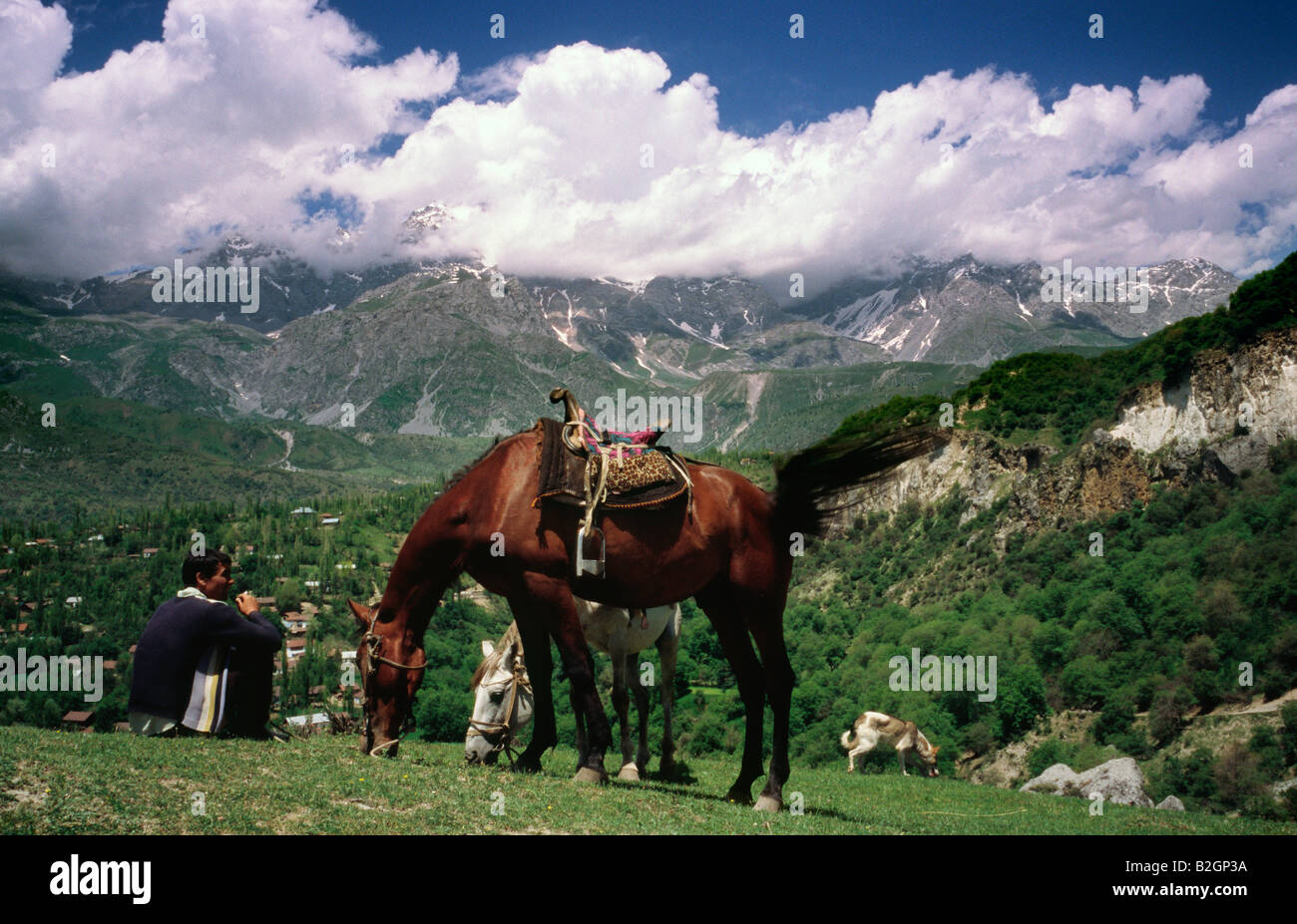 7 giugno 2006 - guida di montagna con il cavallo in Babash-Ata montagne (Fergana gamma) vicino al villaggio del Kirghizistan di Arslanbop. Foto Stock