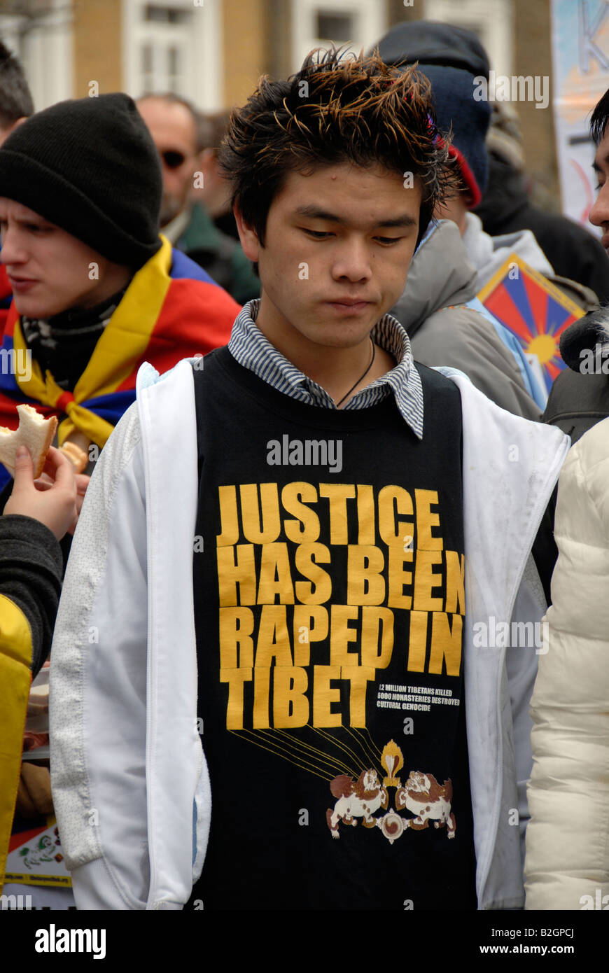 Demo tibetano 6 aprile 2008 atleta azienda alternativa torcia Olimpica. Foto Stock