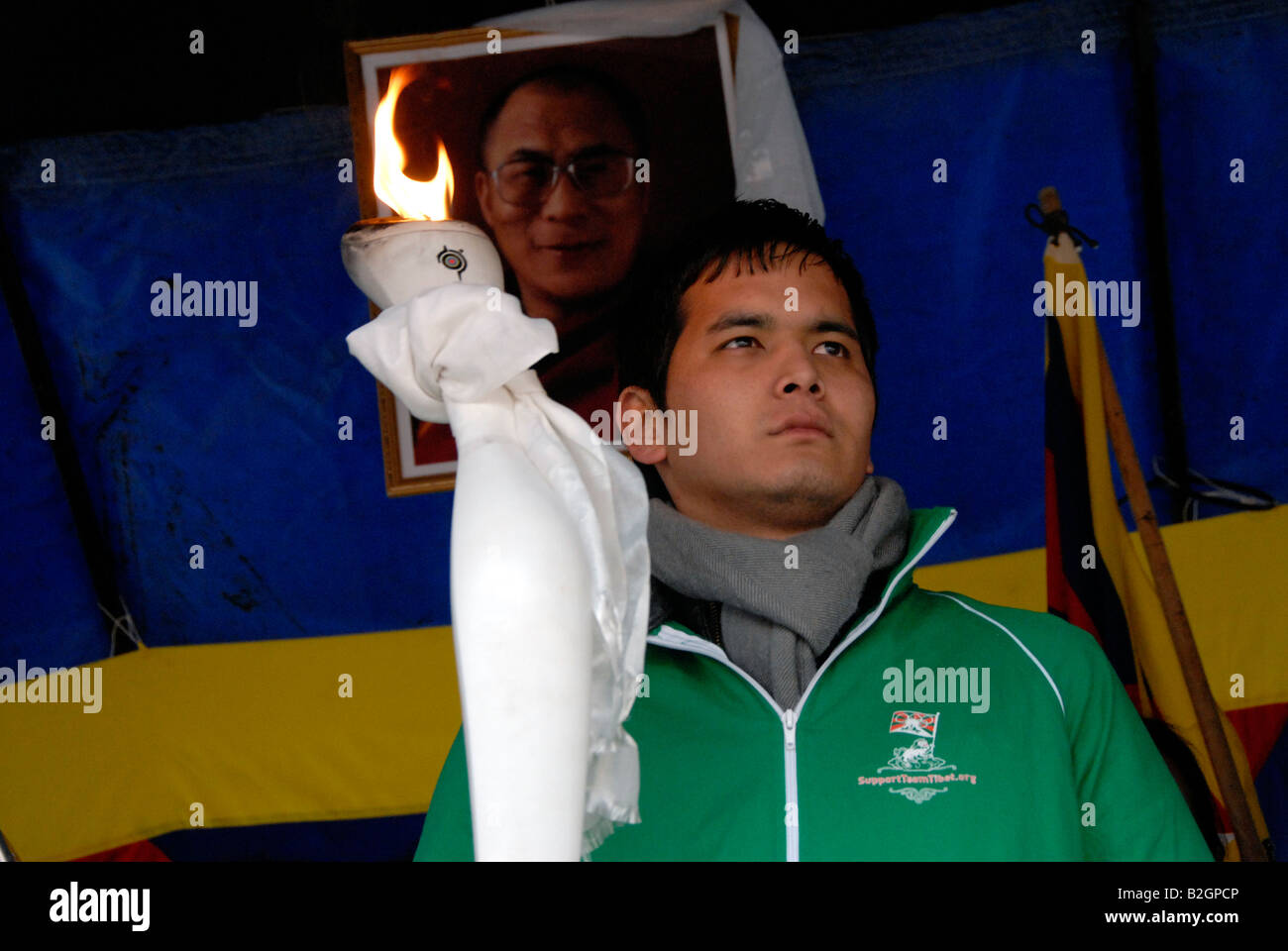 Demo tibetano 6 aprile 2008 atleta azienda alternativa torcia Olimpica. Foto Stock