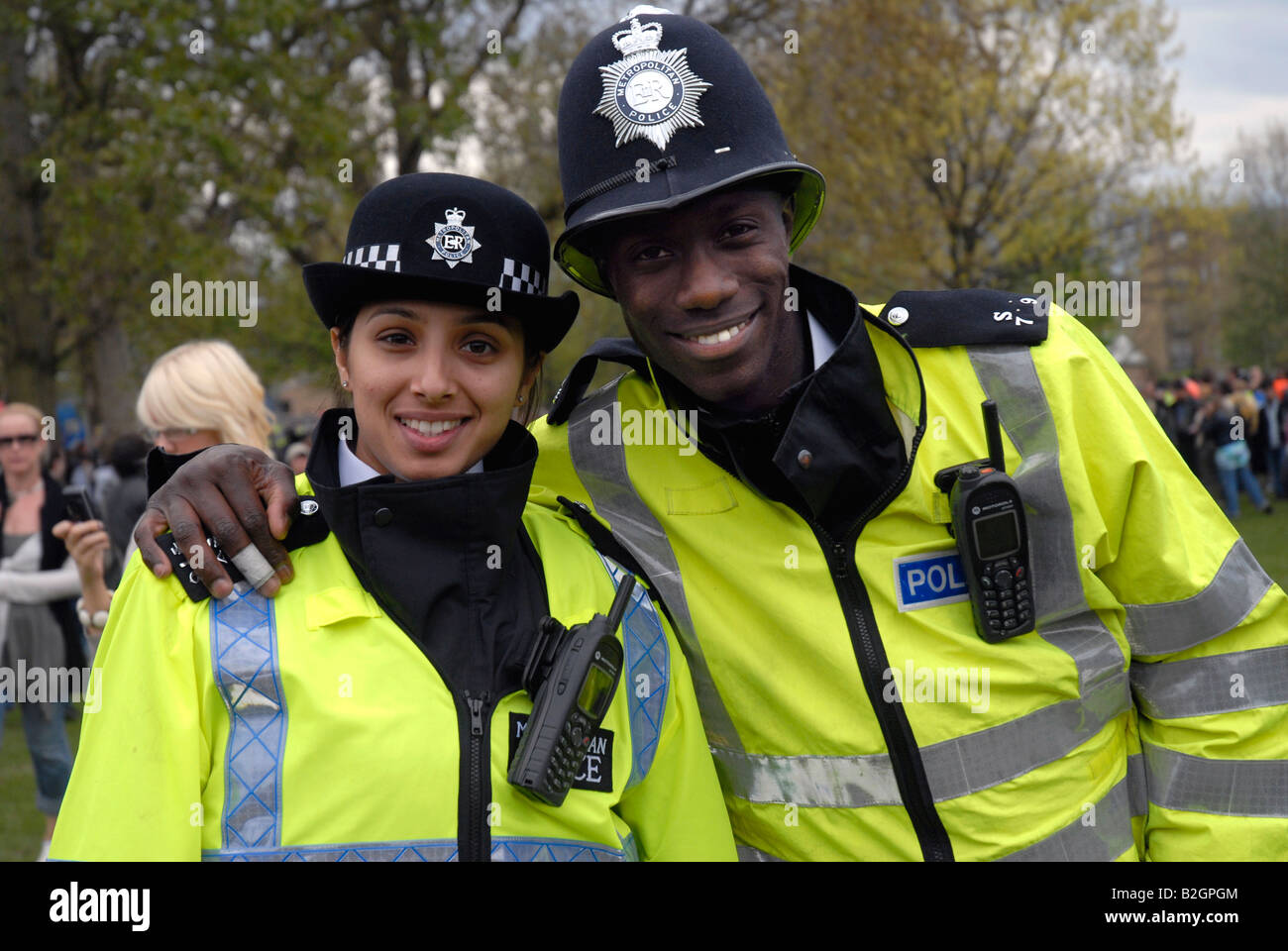 Poliziotto e la donna di diversa origine etnica gara. Foto Stock