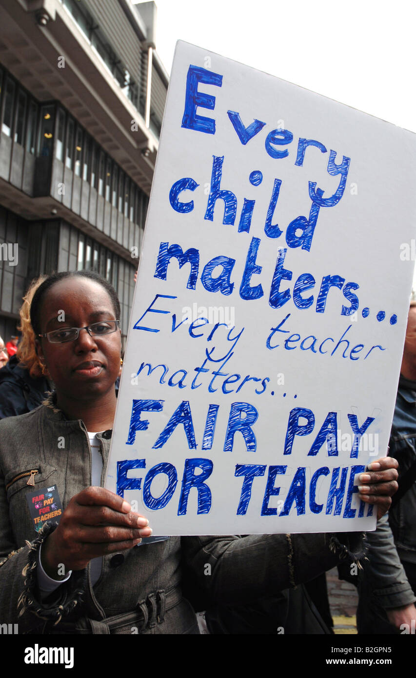 Sciopero degli insegnanti e dimostrazione sulla retribuzione equa marzo attraverso il centro di Londra Aprile 2008. Foto Stock