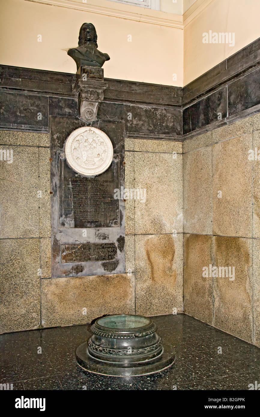 Busto e fonte della sorgente minerale Pierre le Grande Spa Belgio Foto Stock