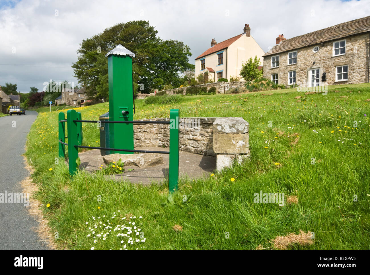 La vecchia pompa acqua sul villaggio verde a Thornton Steward nel North Yorkshire Foto Stock