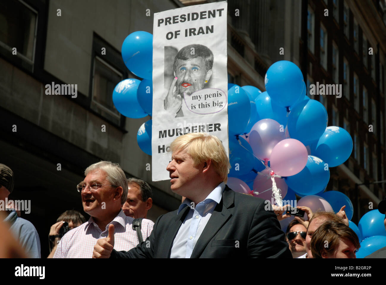 Boris Johnson la voce di Gay Pride marzo / carnevale attraverso le strade del centro di Londra in estate 2008 Foto Stock