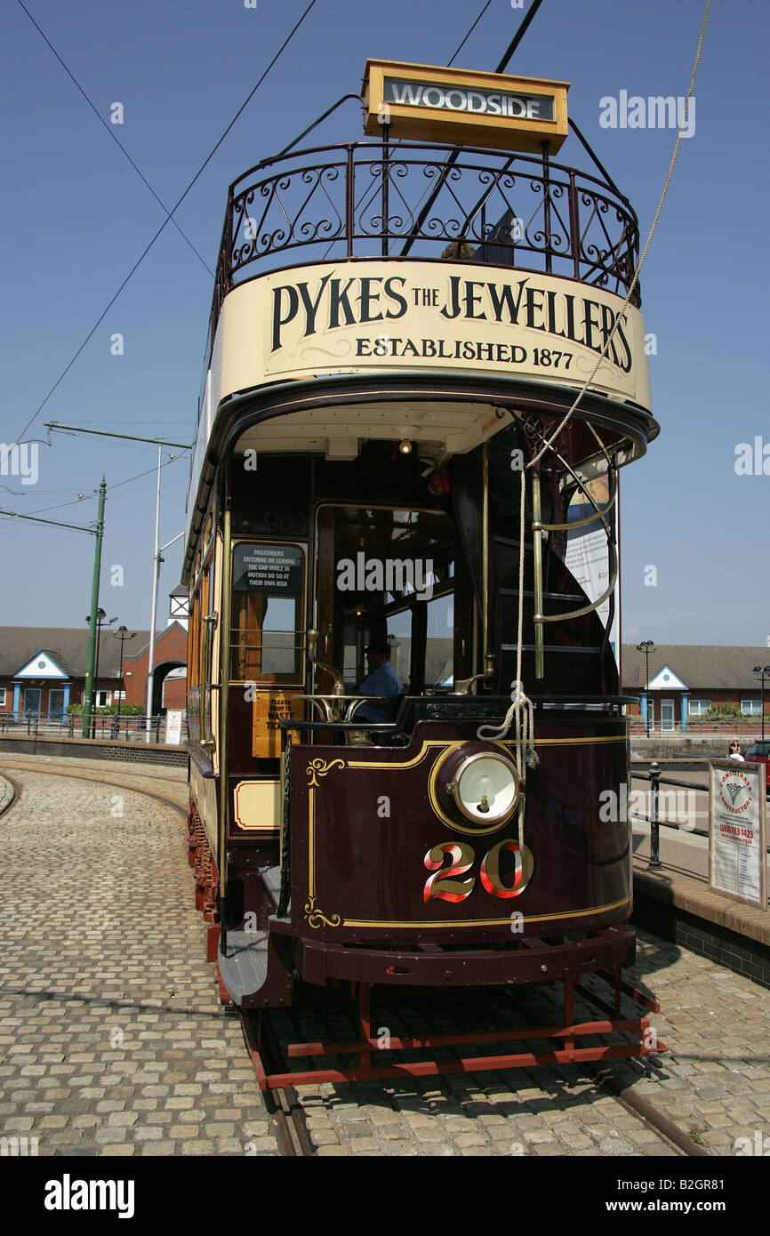 Città di Birkenhead, Inghilterra. Il numero 20 double deck racchiuso il tram a Woodside Ferry Terminal, Birkenhead. Foto Stock