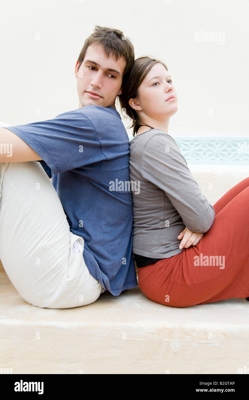 Gli amanti coppia giovane uomo donna armonica in amore romantico insieme fianco a fianco Foto Stock