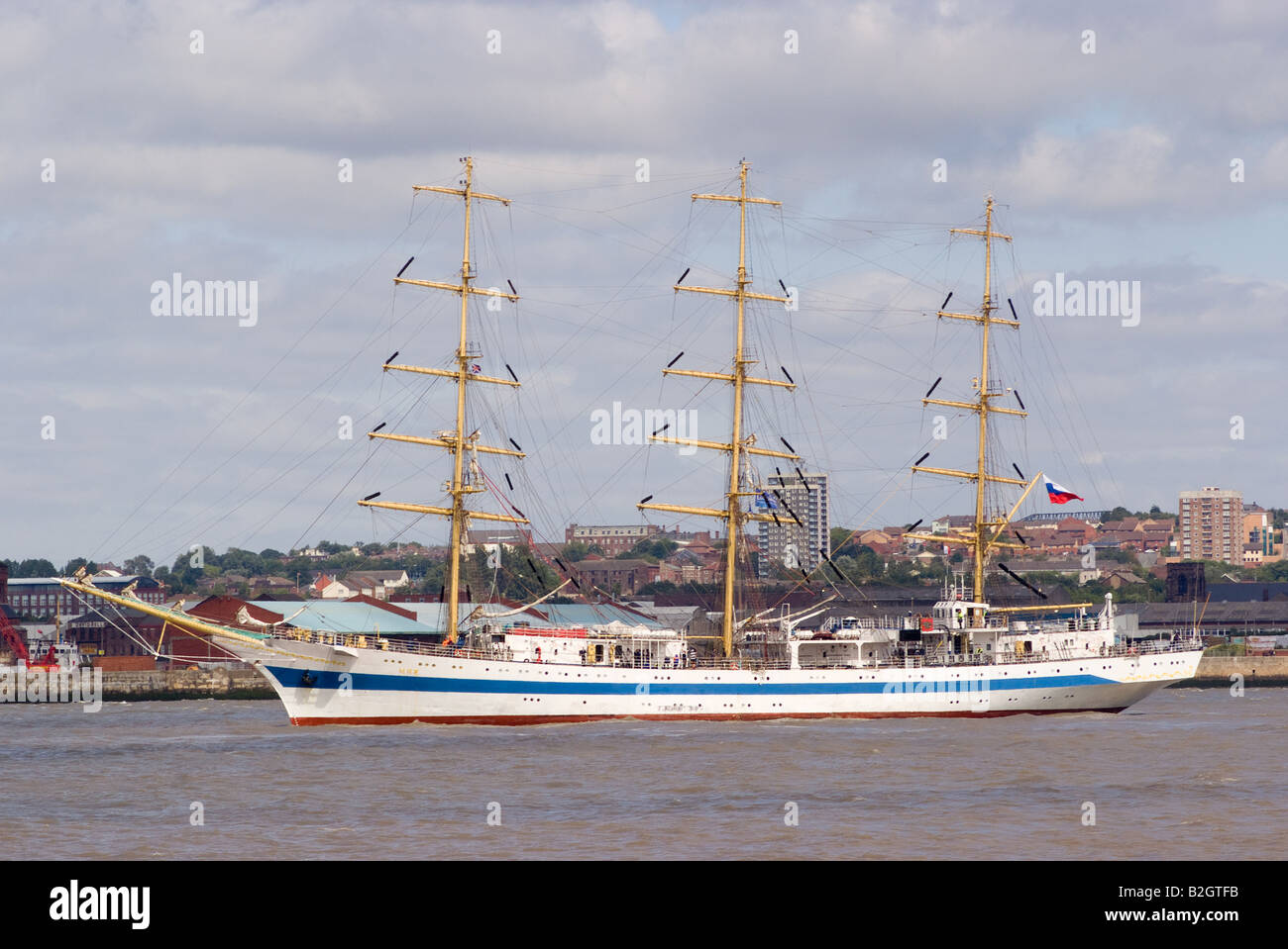 Il Russo Tall Ship Mir lasciando il fiume Mersey in Liverpool all'inizio della Tall Ships Race Inghilterra 2008 Foto Stock