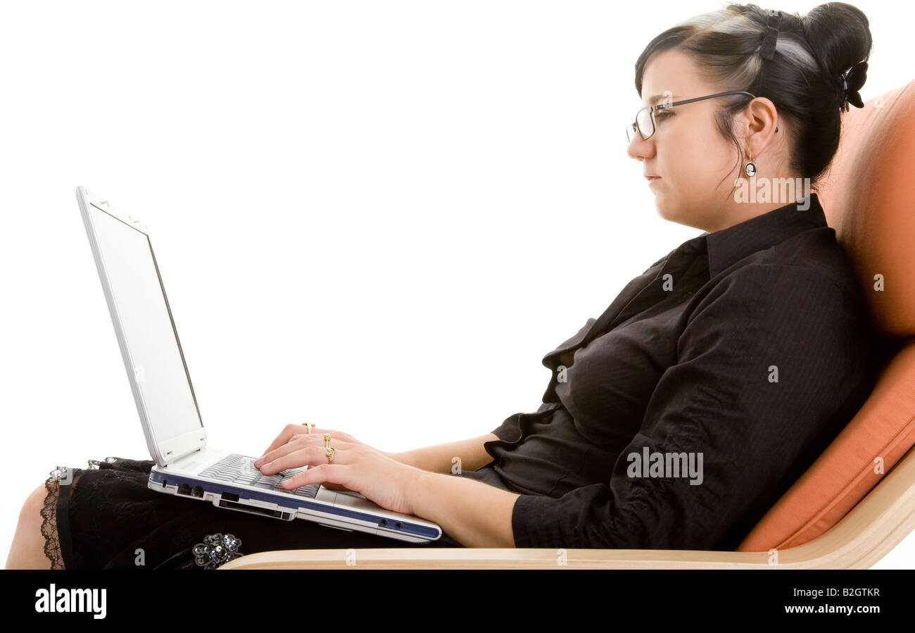 Giovane donna business donna laptop notebook computer tradeswoman lavoro lettino Foto Stock