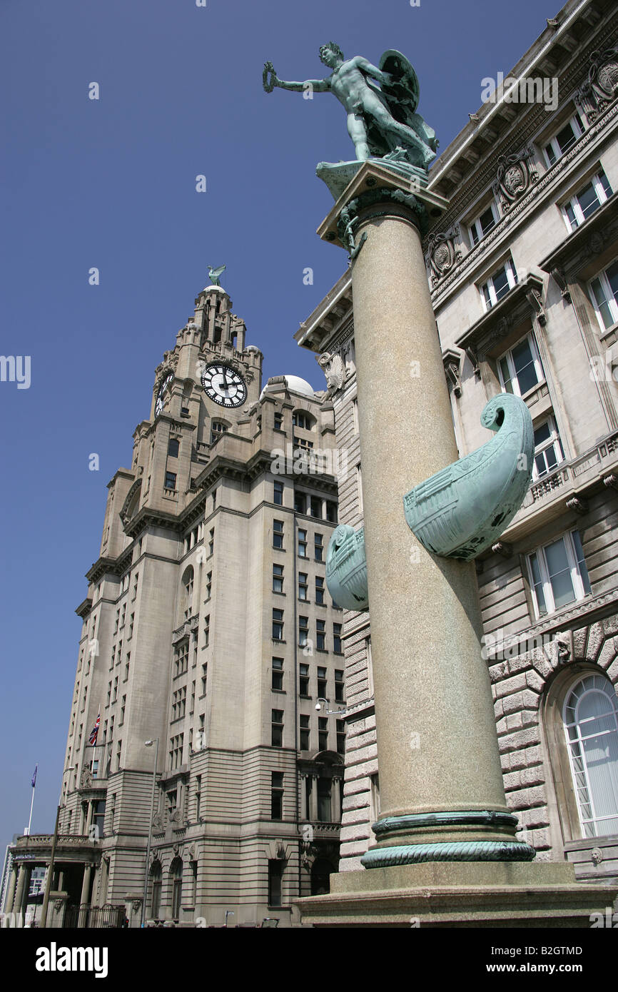 La città di Liverpool, in Inghilterra. La Cunard War Memorial a Liverpool è Pier Head waterfront e il Royal Liver Building. Foto Stock