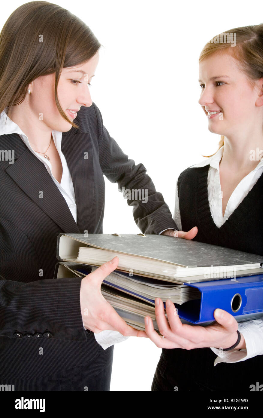 Gli assistenti office file di documento business dirigenti donne giovani imprenditrici tradeswomen segretario cancellieri coppia Foto Stock