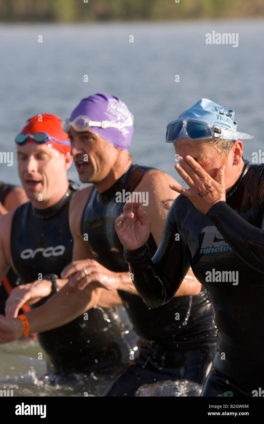Tre atleti uscire l'acqua a nuotare finire al Boulder Triathlon di picco Foto Stock