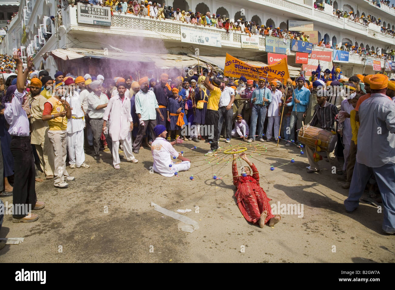 Una giovane ragazza Sikh che mostra la sua gatka/arti marziali competenze al Holla Mohalla festival di Anandpur, Saheb Punjab (India). Foto Stock