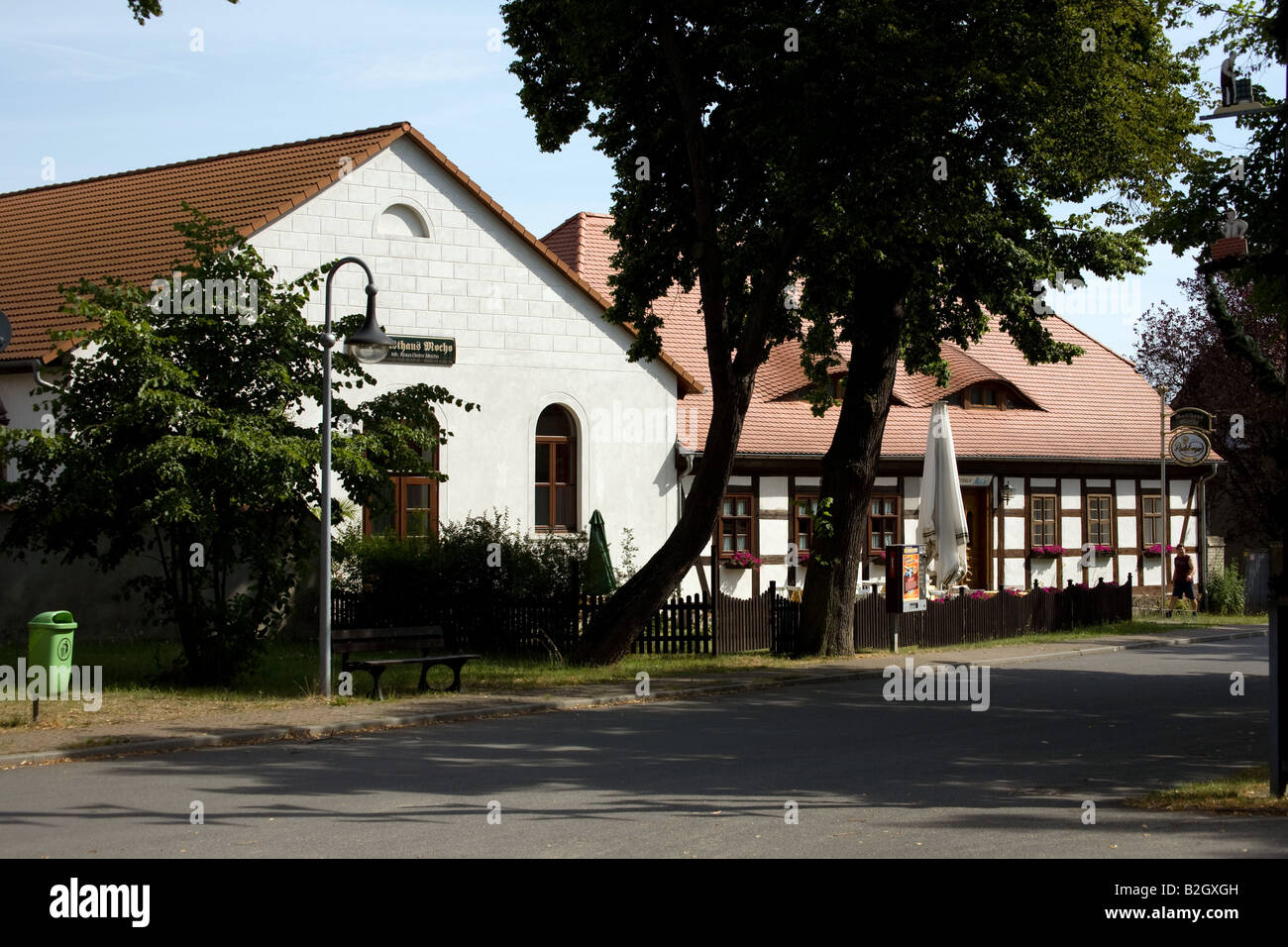 Il pub Gasthaus Mocho nel centro del villaggio Goyatz Foto Stock